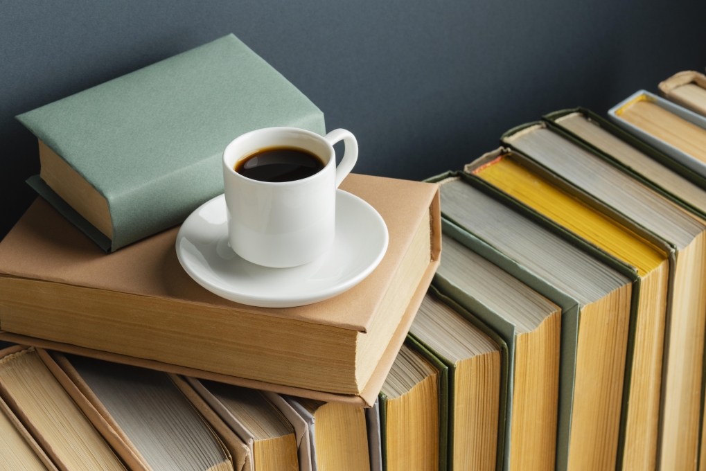 arrangement-creatif-avec-differents-livres-et-cafe
